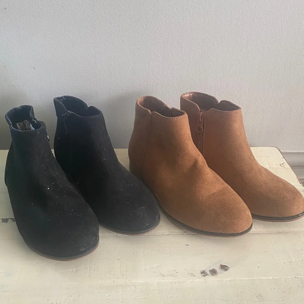 Lot of size 2 girl’s suede booties